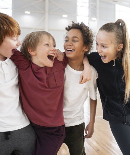 Gruppe lachender Kinder