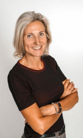 Trainerin Sandra vor weißem Hintergrund