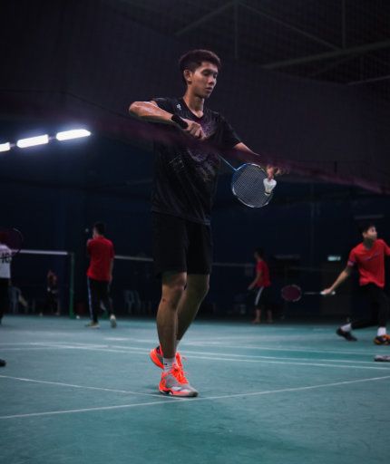 Mann während Aufschlag beim Badminton
