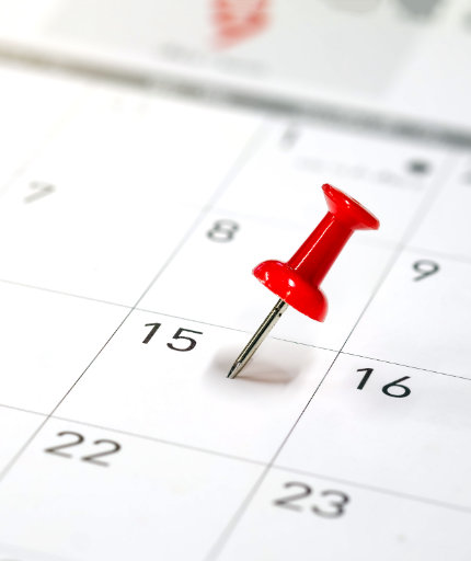 Stecknadel auf Kalender