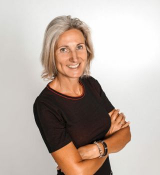 Trainerin Sandra vor weißem Hintergrund